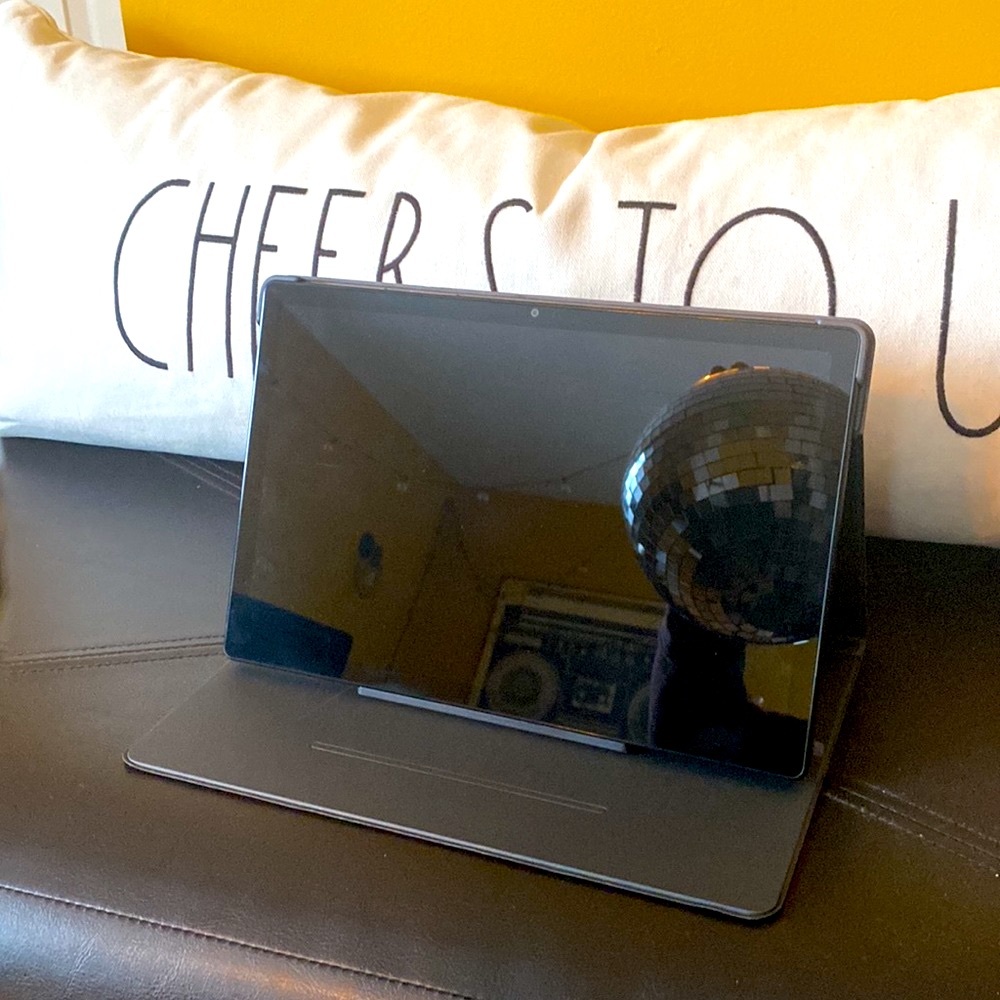 BRAND NEW SAMSUNG Tablet w/ CASE!